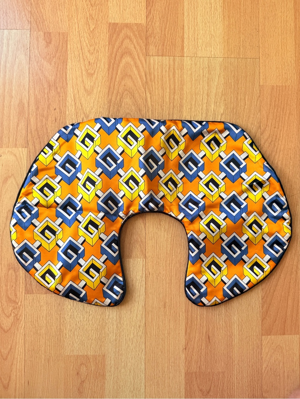 NEW Gucci geometric monogram print inflatable travel neck pillow